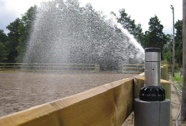 Pop-up bevattning paddock Vid bevattning av paddockar eller utomhusarenor använder vi oss av pop-up-spridare. Spridarna monteras lämpligast bakom staketstolparna för att ge ett diskret intryck, men effektiv bevattning.