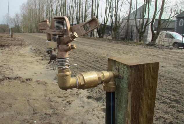 Vi bevattnar oftast travbanor med hjälp av slagpendelspridare som fästs på impregnerade trästolpar utmed banans sidor. 