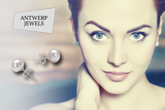 £6 instead of £49.95 for a pair of genuine freshwater pearl stud earrings made with 925 silver backs from Antwerp Jewels - save 88%