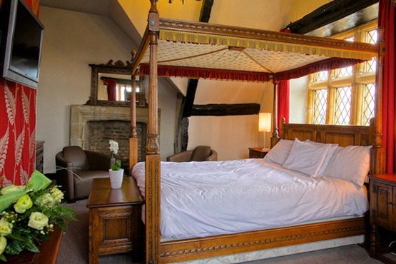 £140 instead of up to £208.72 for a 2 night Cotswolds break for 2 at Salford Hall inc afternoon tea & tickets to Warwick castle - save up to 33%
