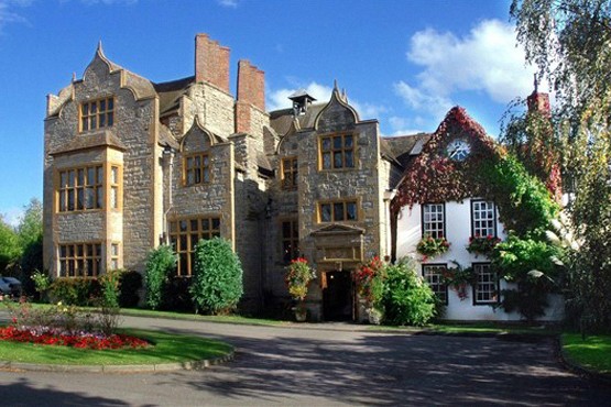 £140 instead of up to £208.72 for a 2 night Cotswolds break for 2 at Salford Hall inc afternoon tea & tickets to Warwick castle - save up to 33%