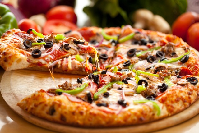 £13.80 instead of up to £28.80 for a half metre pizza for 2 and a glass of wine each at Sole D’oro, Palmers Green - save up to 52%