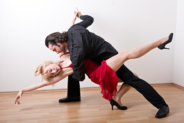 £26 instead of £64 for 8 one hour modern sensual salsa classes at Pineapple Dance Studios, Covent Garden – save a fruity 59%