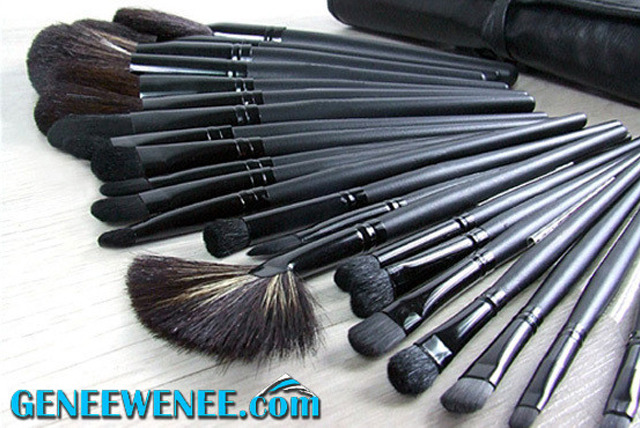 £15.99 instead of £69.99 (from Genee Wenee) for a 32 piece natural hair makeup brush set and leather-effect bag - save 77%
