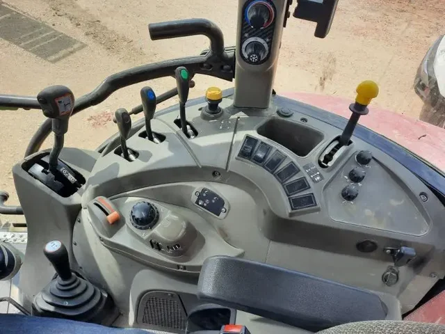 Occasion Case IH FARMALL85C à ANTIGNY chez Groupe OUVRARD