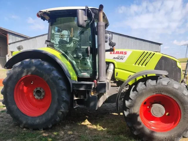 Occasion Claas ARION 640 à ANTIGNY chez Groupe OUVRARD