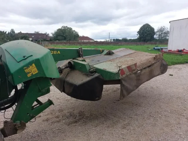 Occasion John Deere 328A à ANTIGNY chez Groupe OUVRARD