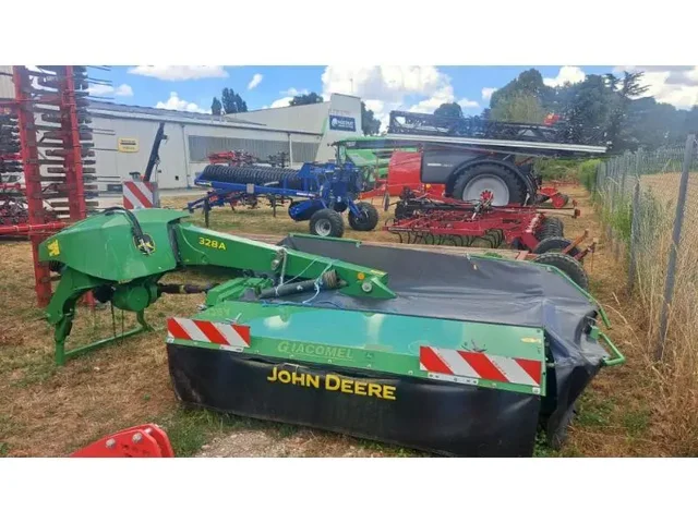 Occasion John Deere 328A à ANTIGNY chez Groupe OUVRARD