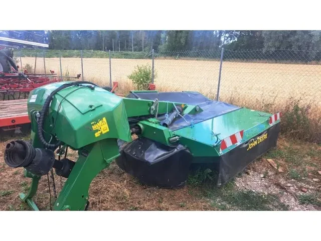 Occasion John Deere 328A à ANTIGNY chez Groupe OUVRARD