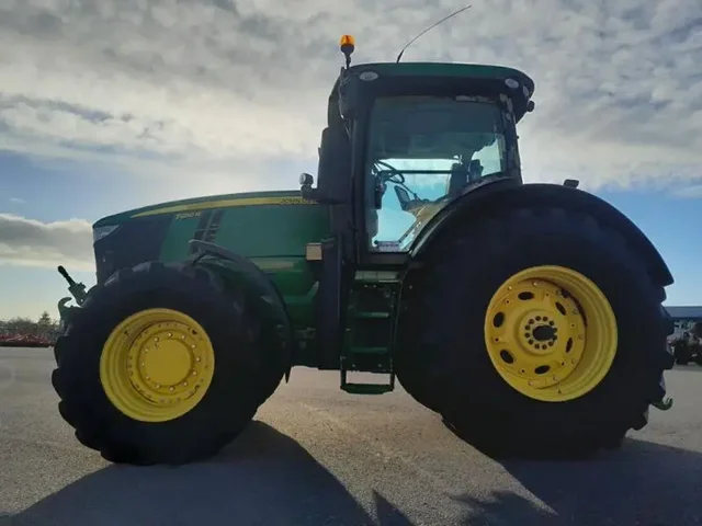 Occasion John Deere 7250R à ANTIGNY chez Groupe OUVRARD