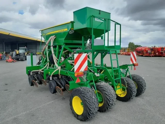 Occasion John Deere 750A à ANTIGNY chez Groupe OUVRARD
