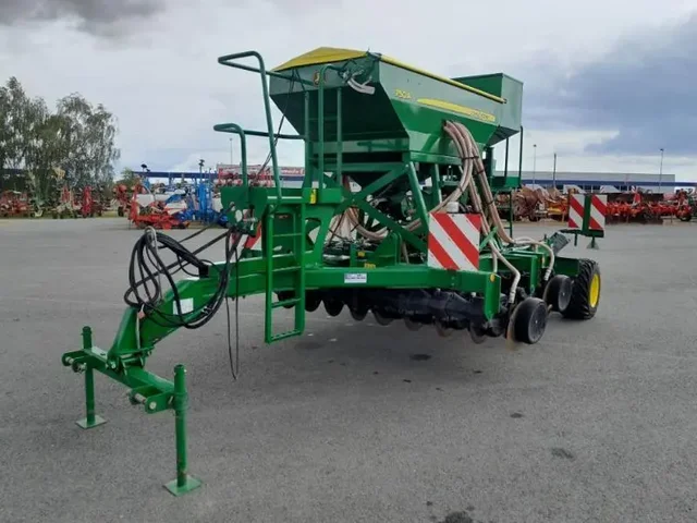 Occasion John Deere 750A à ANTIGNY chez Groupe OUVRARD