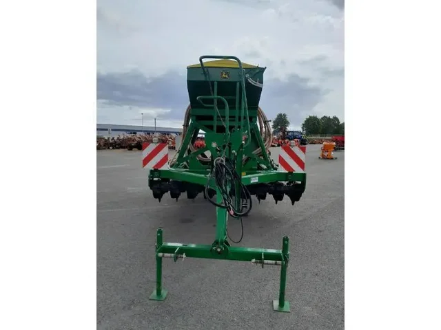 Occasion John Deere 750A à ANTIGNY chez Groupe OUVRARD