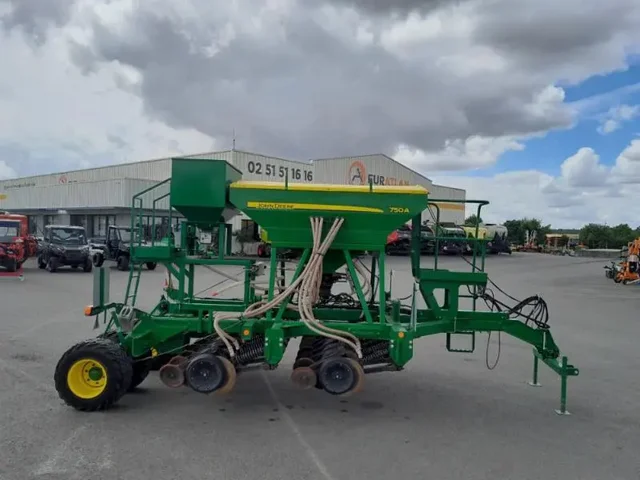 Occasion John Deere 750A à ANTIGNY chez Groupe OUVRARD