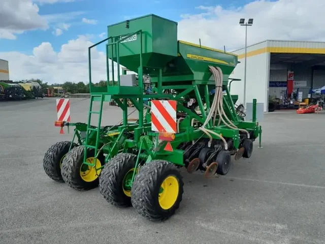 Occasion John Deere 750A à ANTIGNY chez Groupe OUVRARD