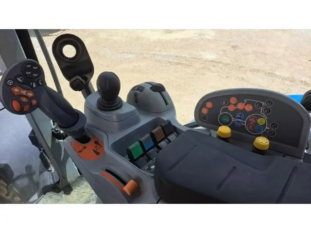 Occasion New Holland T7-210AC à ANTIGNY chez Groupe OUVRARD