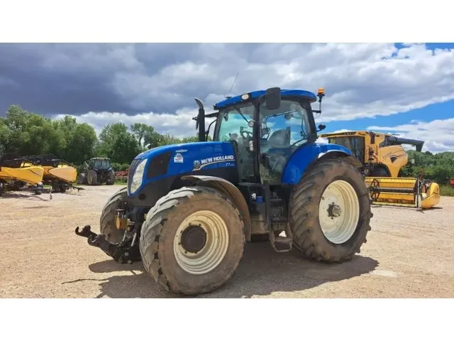 Occasion New Holland T7-210AC à ANTIGNY chez Groupe OUVRARD