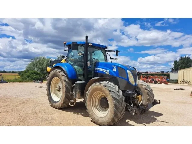Occasion New Holland T7-210AC à ANTIGNY chez Groupe OUVRARD