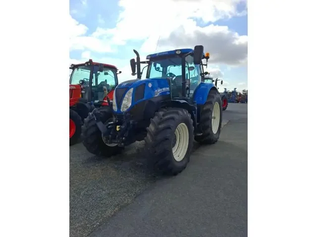 Occasion New Holland T7-210RC à ANTIGNY chez Groupe OUVRARD
