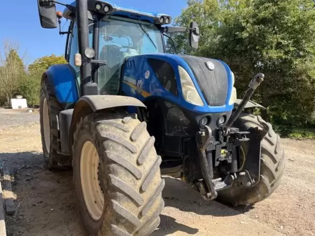 Occasion New Holland T7-230PC à ANTIGNY chez Groupe OUVRARD