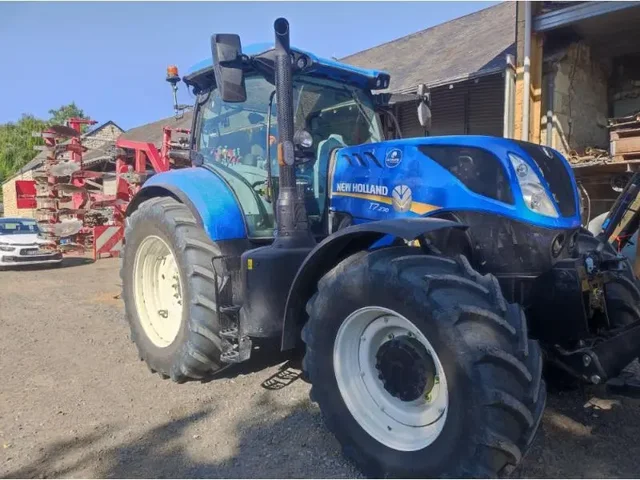 Occasion New Holland T7-230PC à ANTIGNY chez Groupe OUVRARD