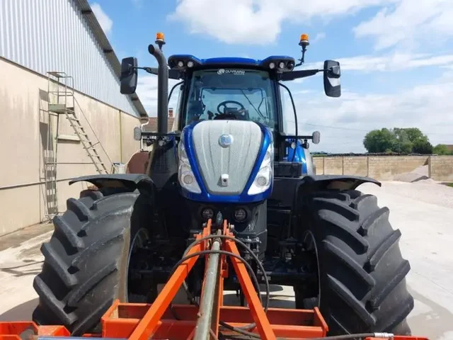Occasion New Holland T7-245AC-PLMI à ANTIGNY chez Groupe OUVRARD