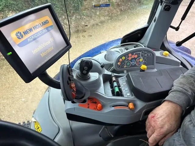 Occasion New Holland T7-245AC à ANTIGNY chez Groupe OUVRARD