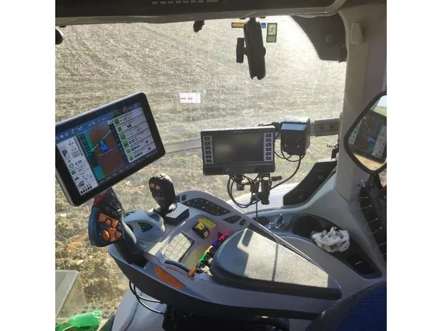 Occasion New Holland T7-270AC-PLMI à ANTIGNY chez Groupe OUVRARD