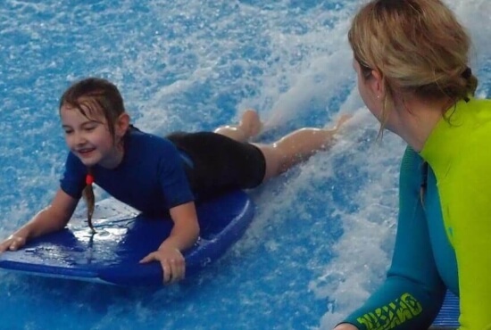 indoor surfing z článku top 10 zážitků na léto