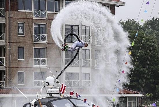 flyboard z článku TOP 10 zážitků na léto