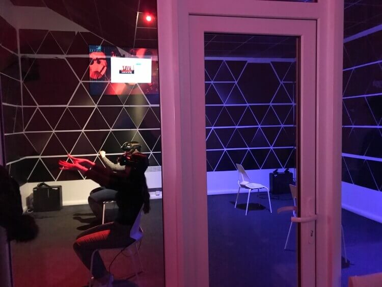 holky si zkoušejí virtuální realitu ve vesmíru
