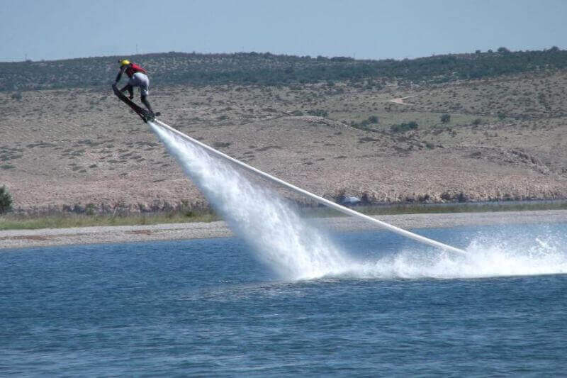 obrázek z článku Už nevíte co u vody? Zkuste flyboarding!
