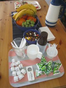 8. ...i logen står bordet dukat med kaffe, fikabröd, frukt, godis och läsk.. 8. ...i logen står bordet dukat med kaffe, fikabröd, frukt, godis och läsk..