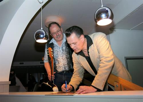 Jack Baymore skriver en autograf till Hasse Ehlin, Igelstorp. Jack Baymore skriver en autograf till Hasse Ehlin, Igelstorp.