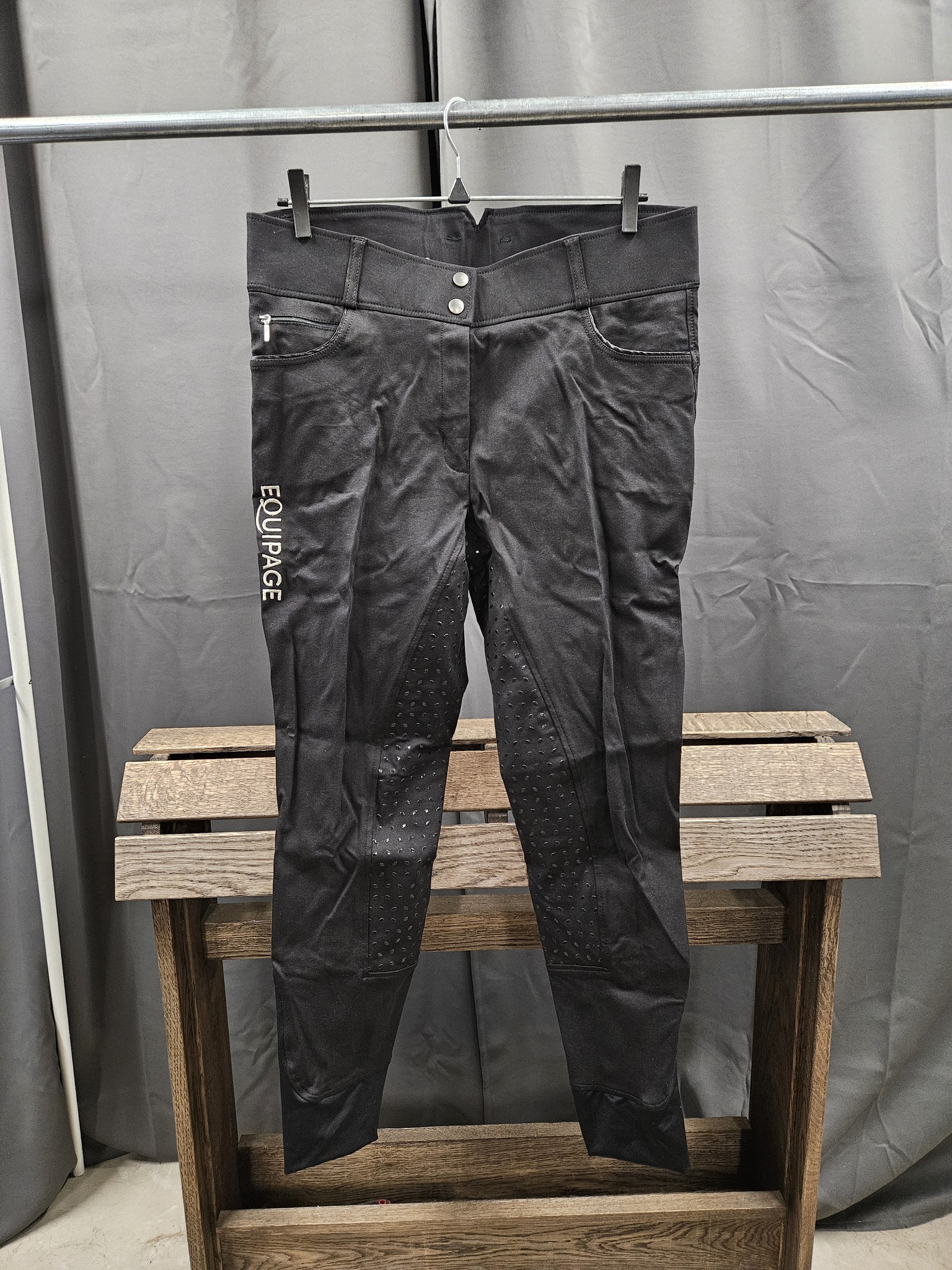 Ridbyxa, 44, Equipage