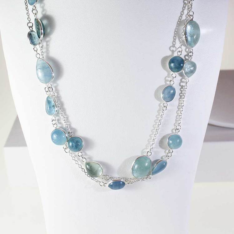 halsband med ädelstenar