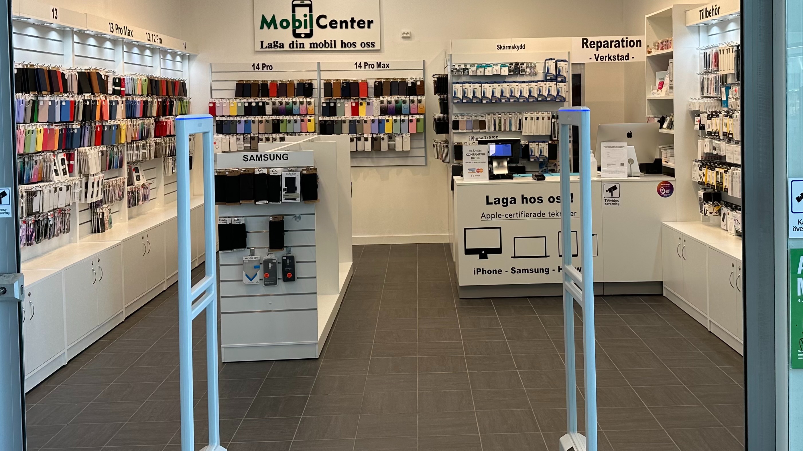 Mobilcenters butik i Asecs, med tillbehör och reparationsdisk