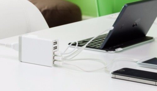 Anker PowerPort 5 mobilladdare som laddar en surfplatta och två telefoner