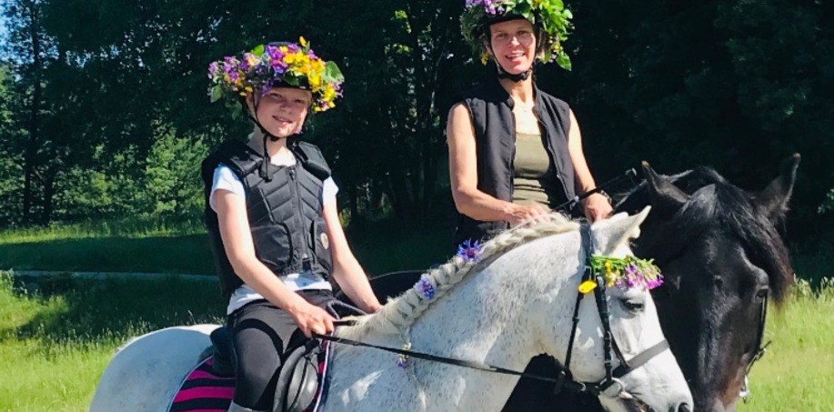 midsommarbild med hästar