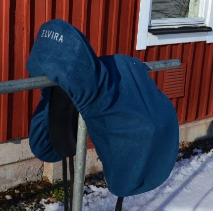 mörkblått handsytt sadelöverdrag