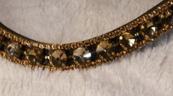 guld-pannband-hast-stora-stenar