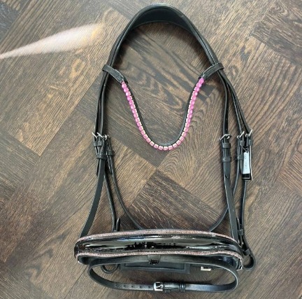 Rosa träns med lackad nosgrimma