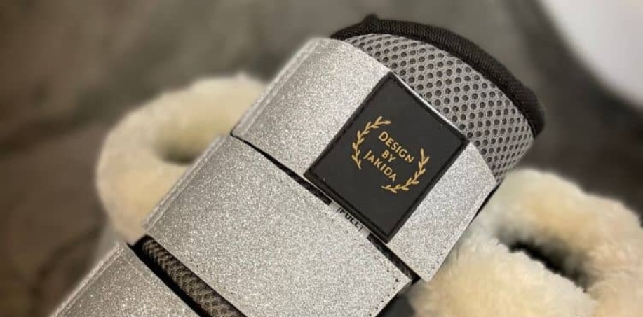 gråa luftiga benskydd häst