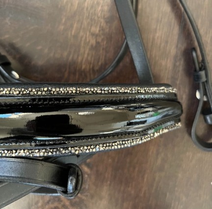 Svart träns med snygg nosgrimma