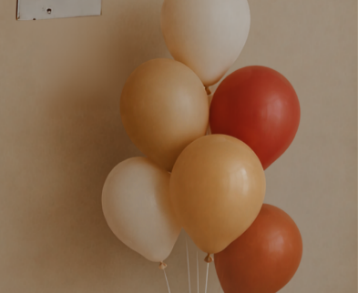 Ballongbukett i orange och neutrala toner till kräftskiva
