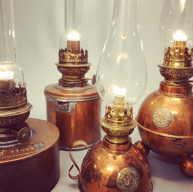 Olika fotogenlampor i koppar hos Lysande Sekler