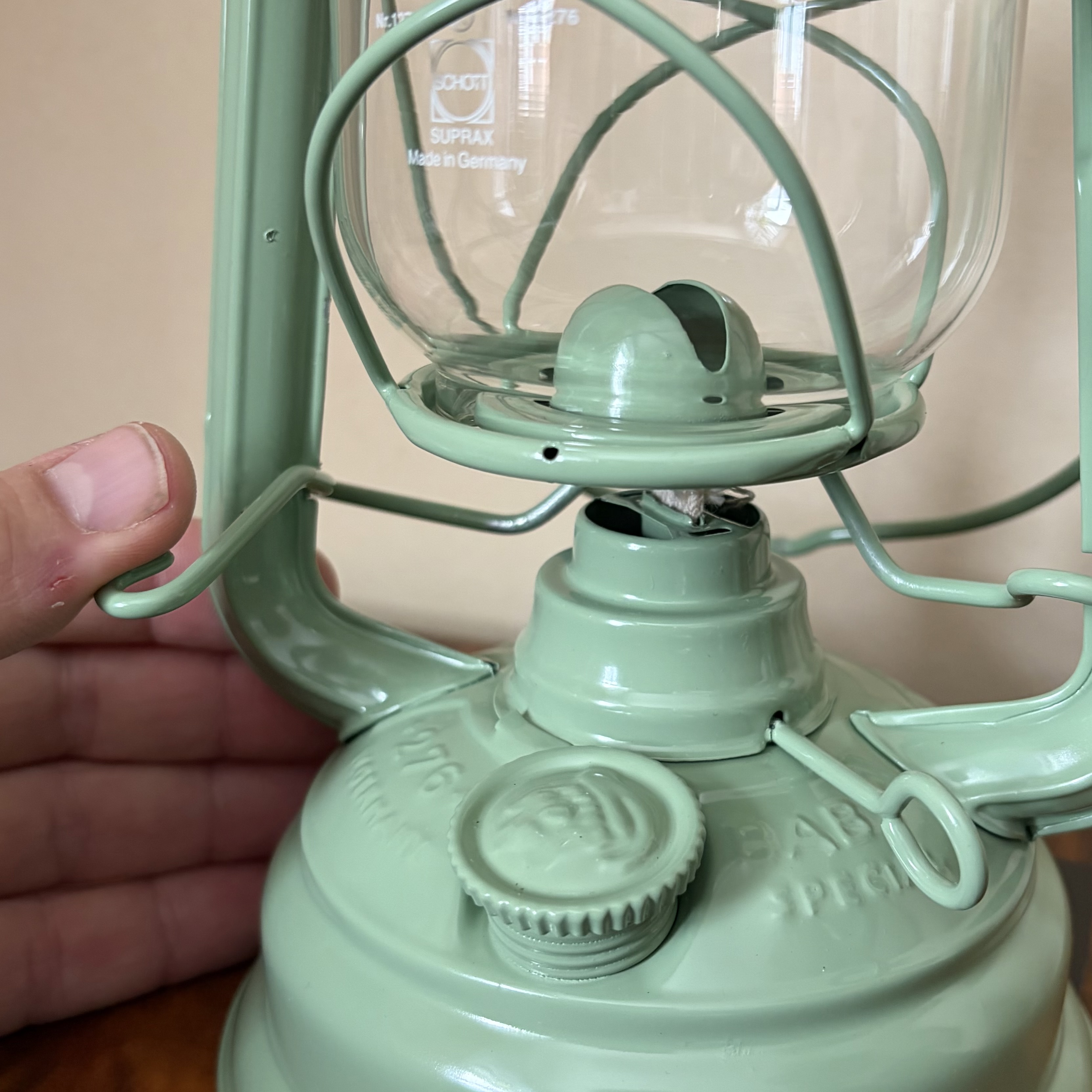 Hur man lyfter upp glaset på en stormlykta