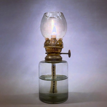 Fotogenlampa med delar i glas