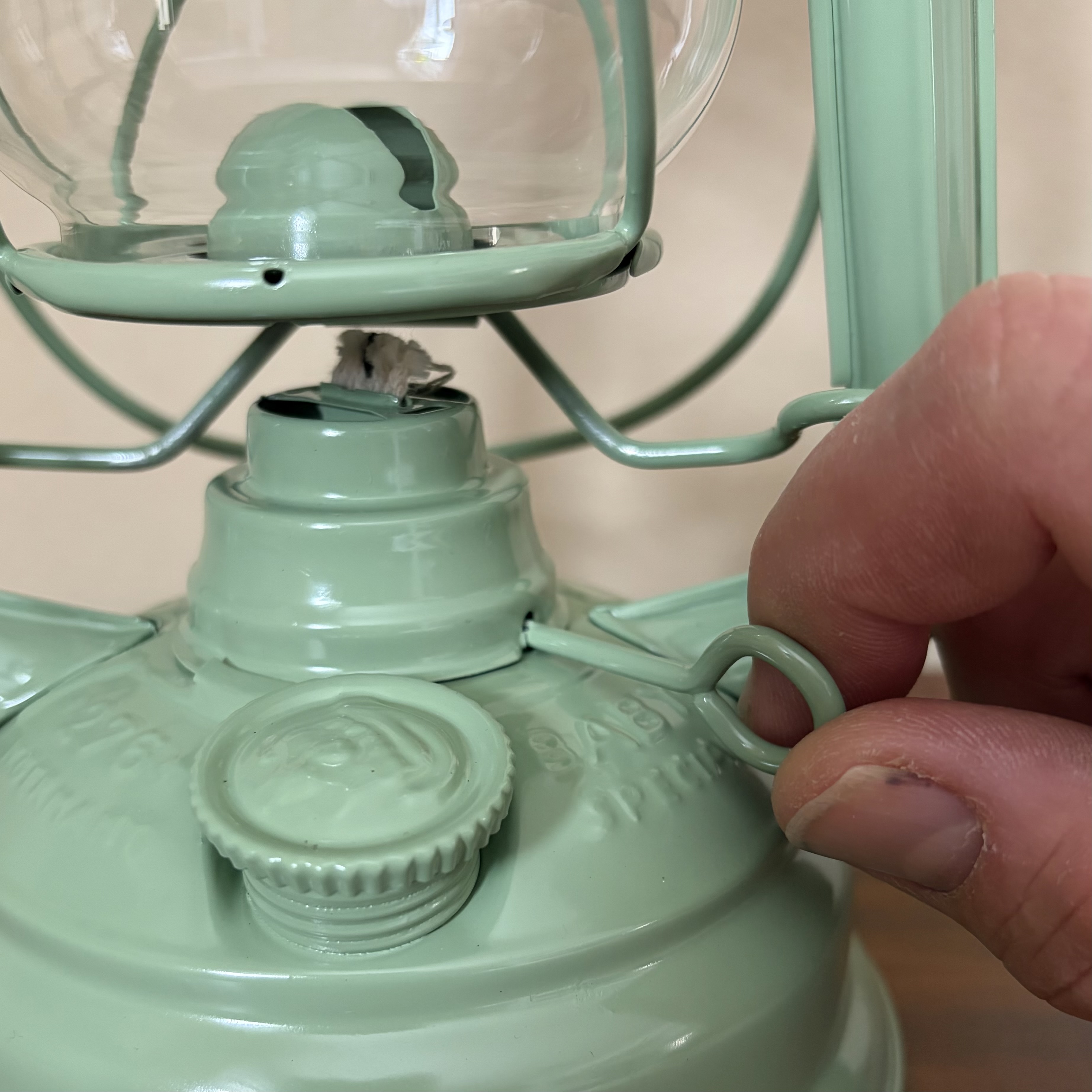 Korrigera veken på en stormlykta