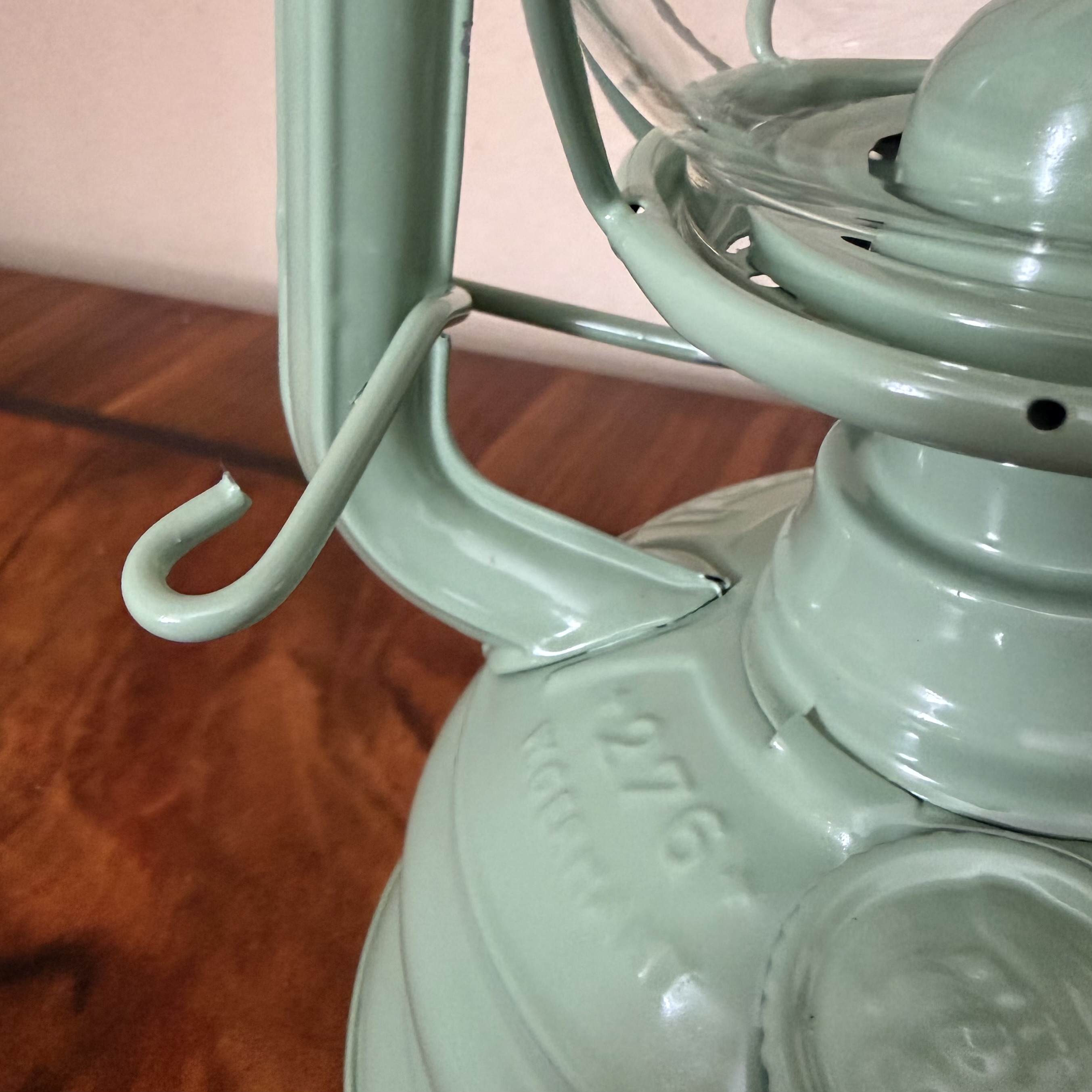 Lyftspaken till en stormlykta för att lyfta glaset